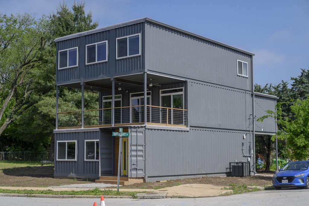 SLOTA containerwoning met moderne gevel, demonstreert bouwregels van tiny houses en constructiestandaarden