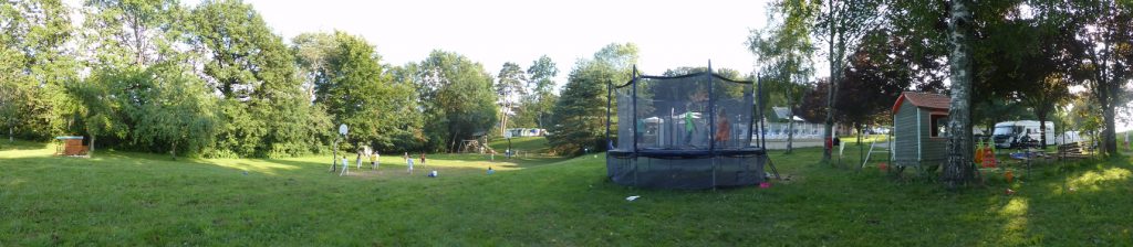 Sportveld op Camping Le Plô voor activiteiten en spel tijdens kamperen in Frankrijk