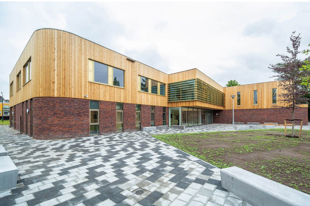 Wellant College Naarden met duurzame houten gevelbekleding die het gebouw laat stralen