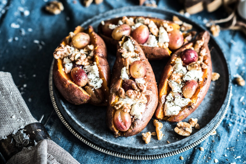 Gekruide zoete aardappel-walnoot koekjes met walnoot kruimel topping op bakplaat
