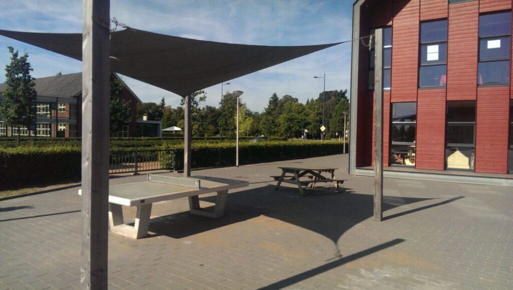 Verschillende waterdichte schaduwdoeken in diverse kleuren en formaten voor terras en tuin bescherming