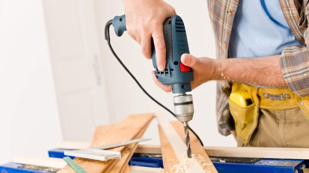 Houtboor gebruiken om een gat in een houten kozijn te boren met stap-voor-stap techniek