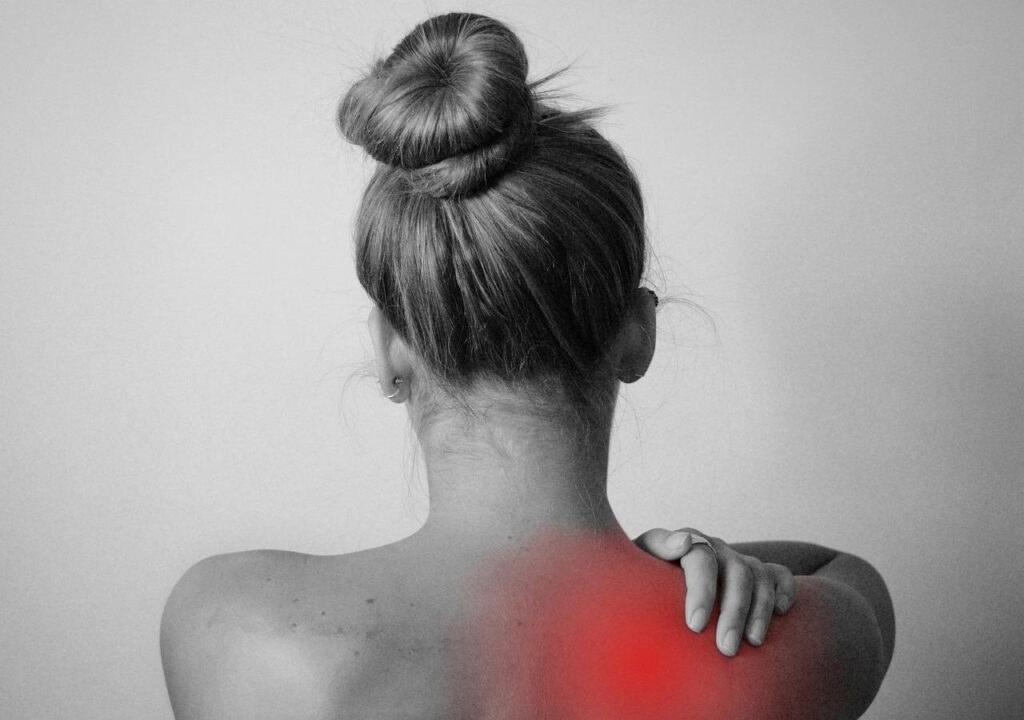 Fysiotherapeut voert herstelbehandeling uit na schouderfractuur bij patiënt voor volledige revalidatie