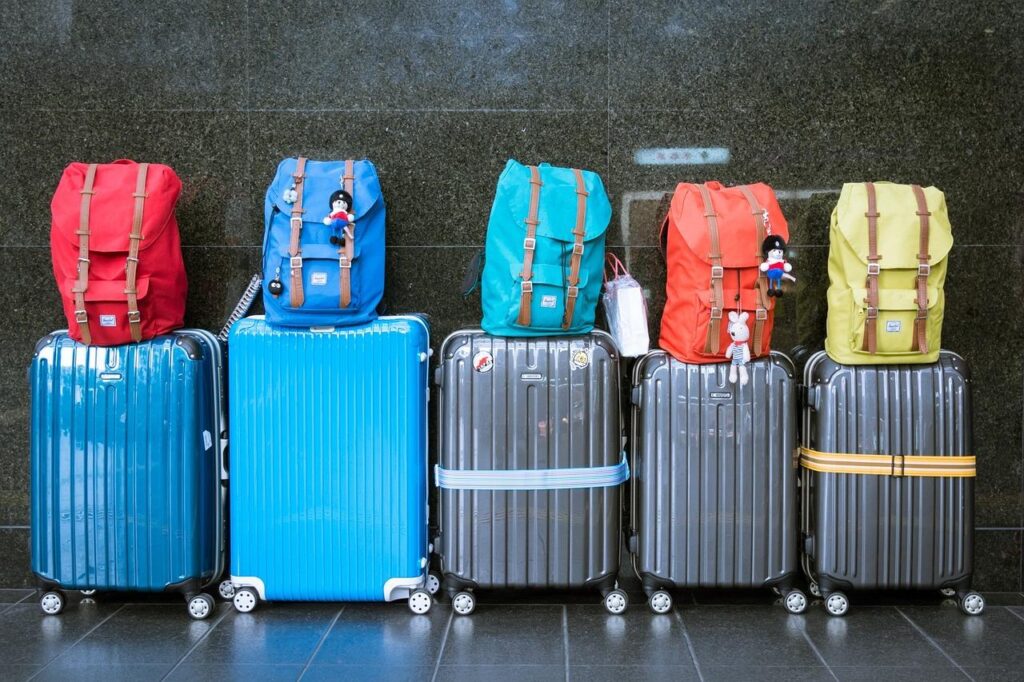Selectie van verschillende koffers in Rotterdam met stevige wielen en handvatten voor veilige reizen