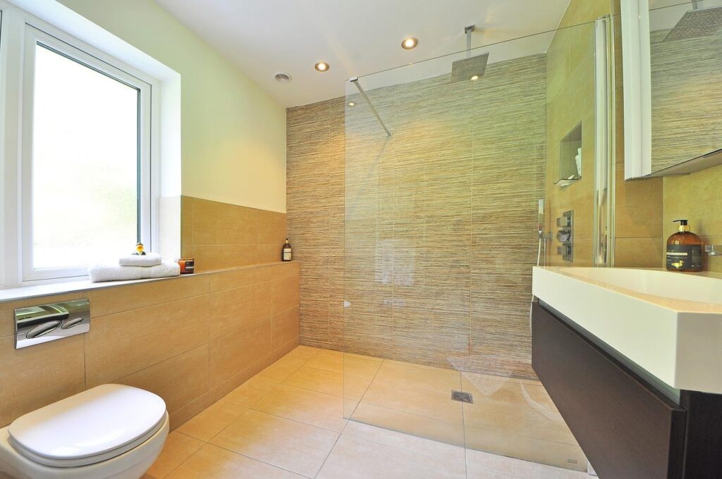 Moderne douchecabine in badkamer - verschillende soorten douchecabines voor elk design en budget