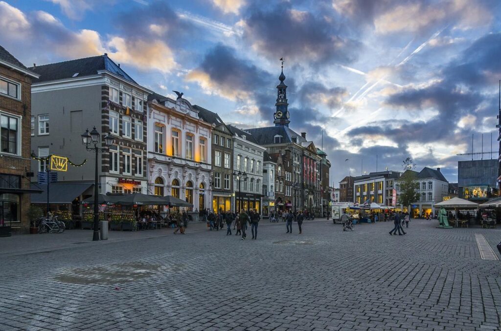 Avondwinkel in Hoofddorp met vriendelijke medewerkers achter de toonbank en assortiment producten beschikbaar voor nachtelijk