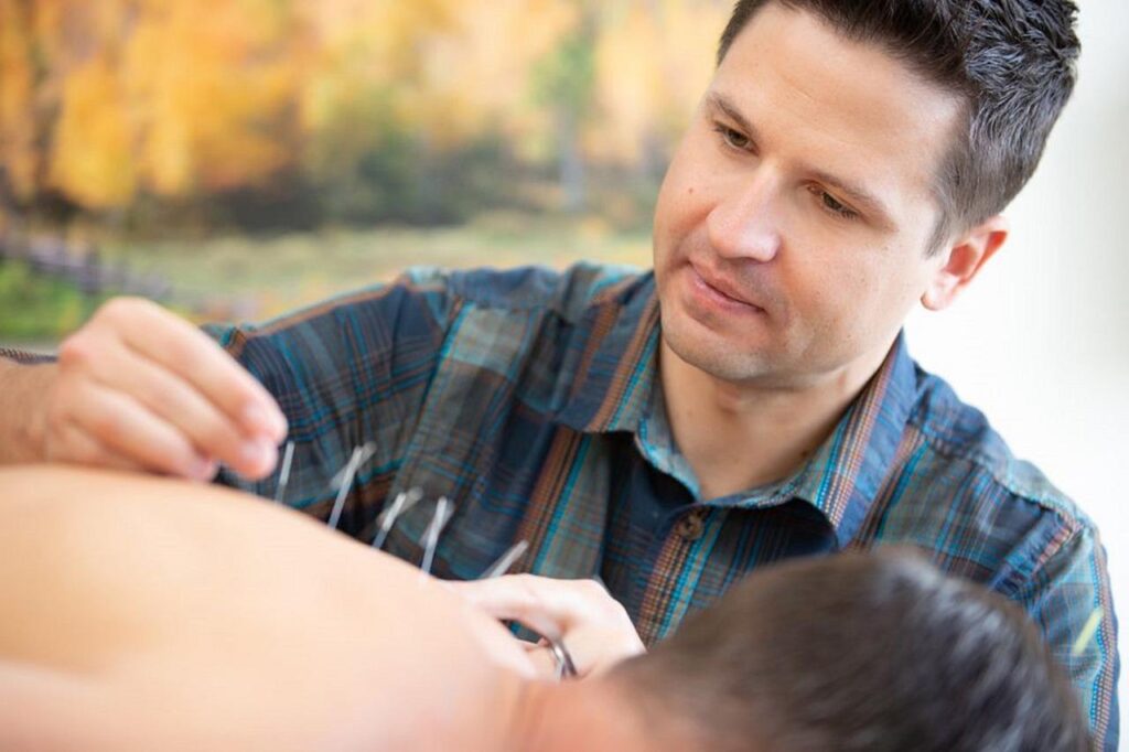 Acupuncturist in Hilversum die traditionele Chinese geneeskundige behandelingen toepast voor pijnverlichting en welzijn