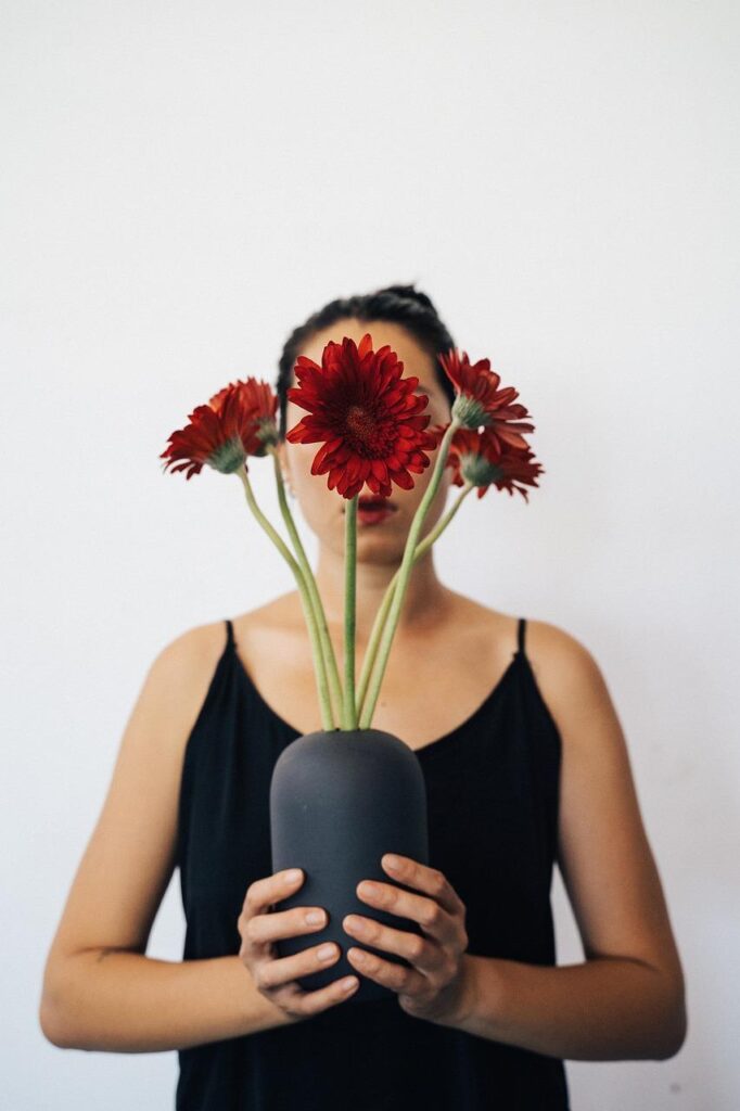 Sierlijke bloemstukken van een professionele bloemist in Spijkenisse met verse bloemen in verschillende kleuren