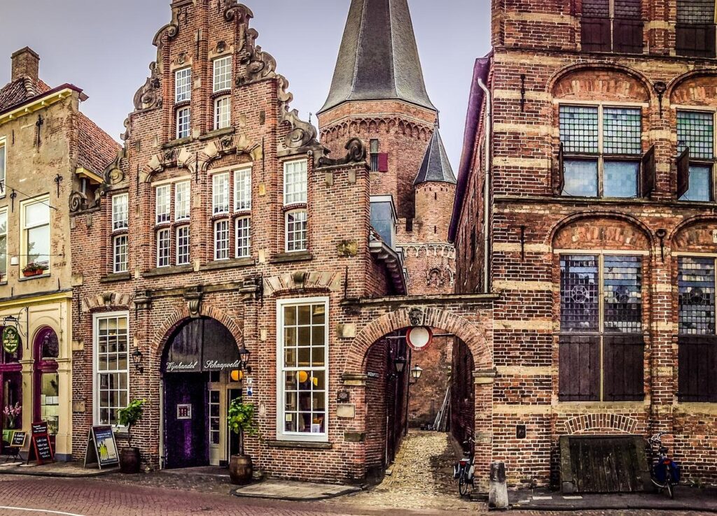 Het iconische Gemeentehuis in Zutphen met historische architectuur en moderne faciliteiten voor lokale dienstverlening