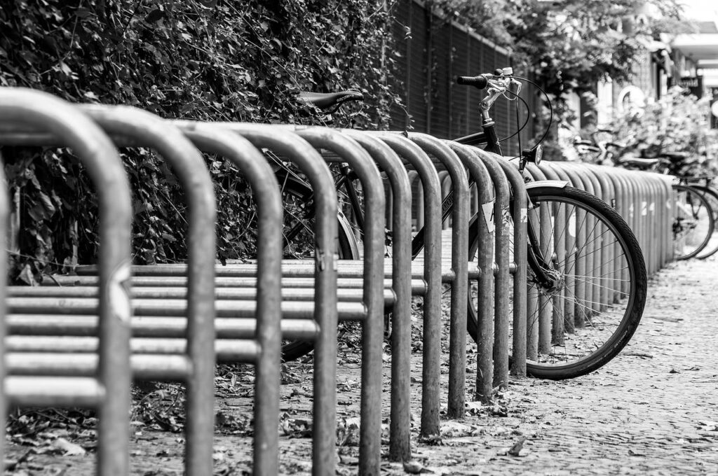 Moderne fietsenstalling in Roermond met overdekte parkeerplaatsen, beveiligingscamera's en oplaadpunten voor e-bikes