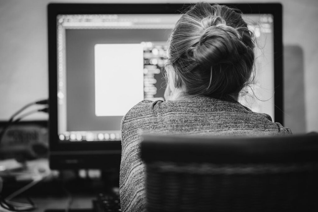 Grafisch ontwerper in Etten-Leur werkt aan creatief logo- en brandingontwerp met Adobe Creative Suite software