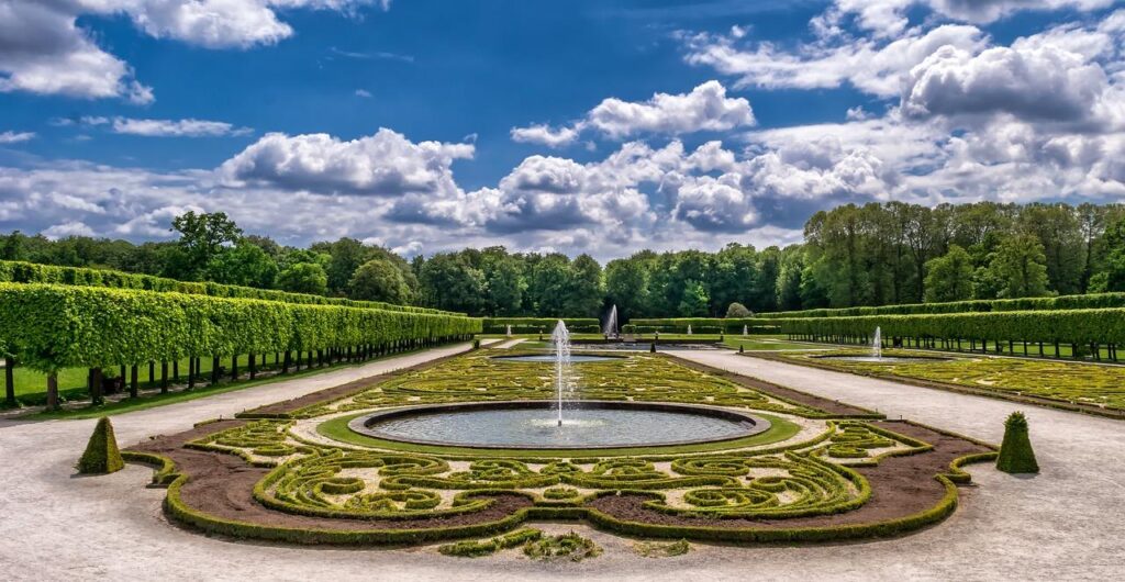 Kleurrijke diversiteit in de tuin met inheemse planten, bloemen en waterpartijen voor optimale biodiversiteit
